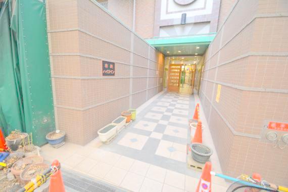 エントランス　オシャレなエントランスは安心のオートロック付きです。