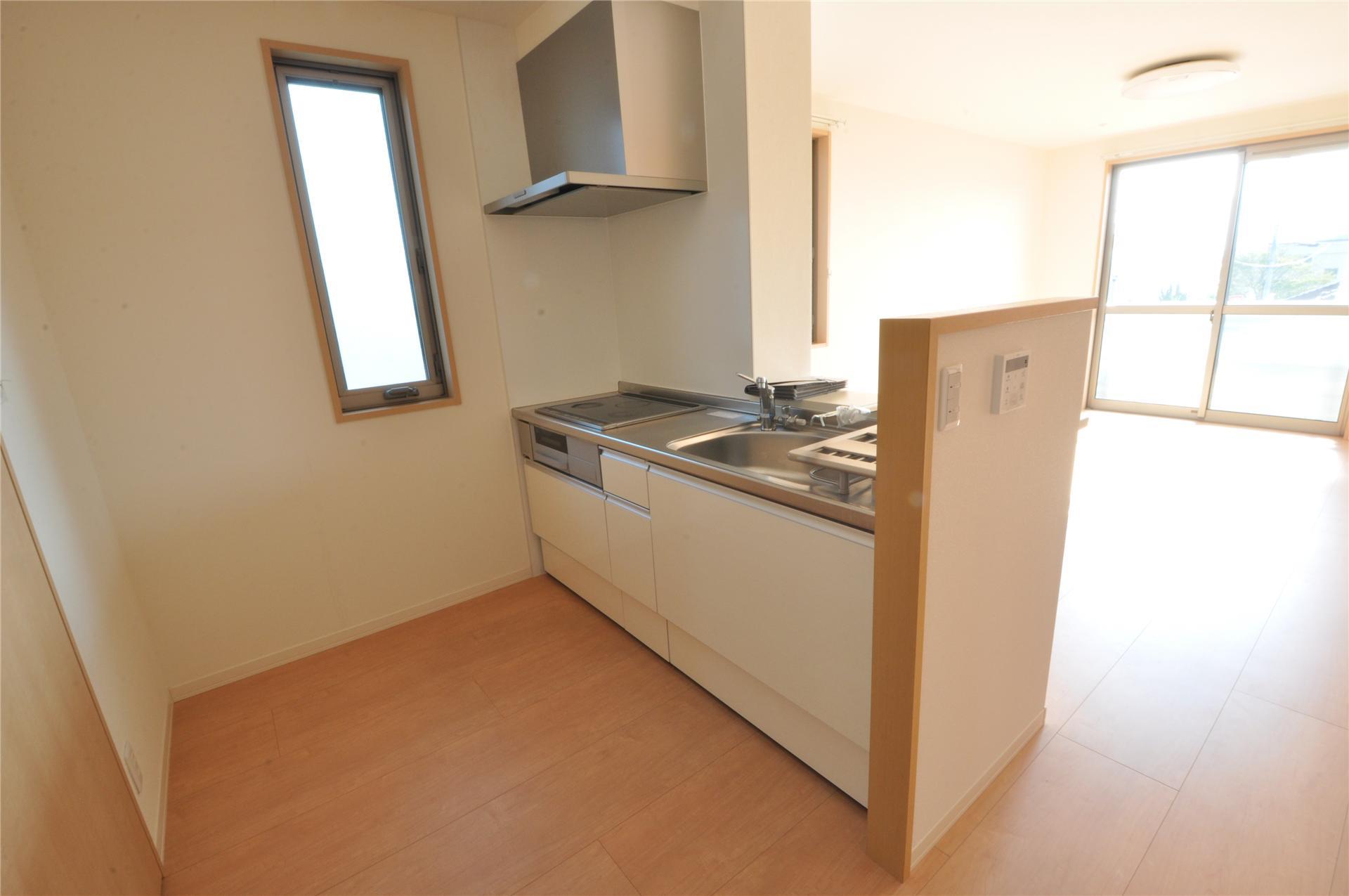 キッチン　システムキッチン付き　　※203号室参照。（反転間取りタイプ