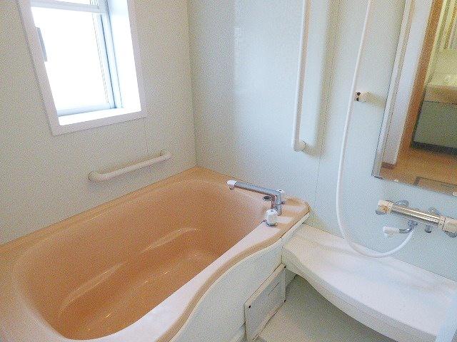 バス・シャワールーム　換気のしやすい窓付き浴室