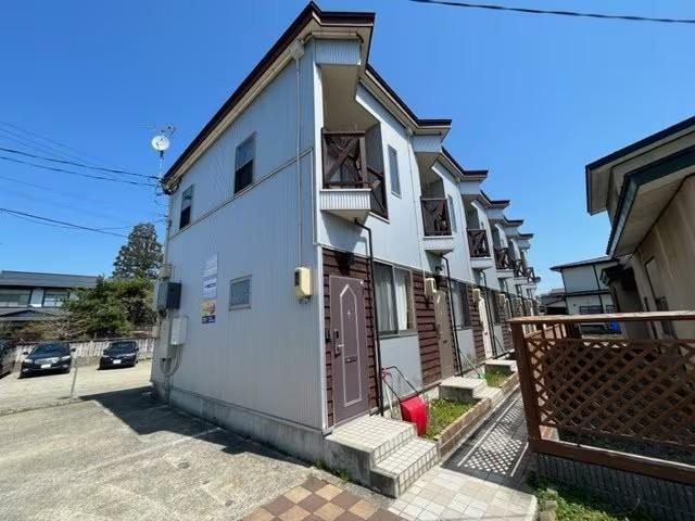 建物外観　木目調のアクセントがおしゃれな外観です