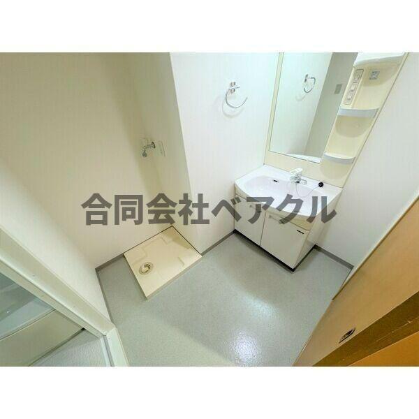 洗面設備　明るい洗面所です