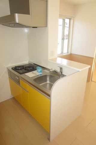 キッチン　対面キッチンで料理も楽しみになりますね。