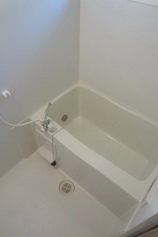 バス・シャワールーム　窓付きで通気性良好のお風呂です。