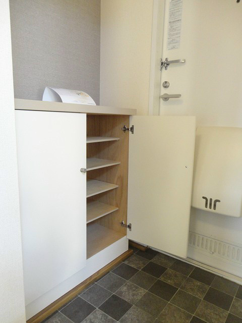 玄関　※写真は別号室です（反転）