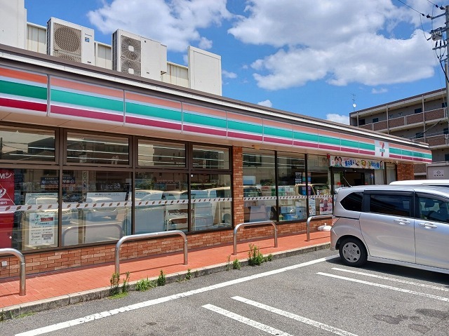 コンビニ　セブンイレブン小阪本町２丁目店（コンビニ）まで180m