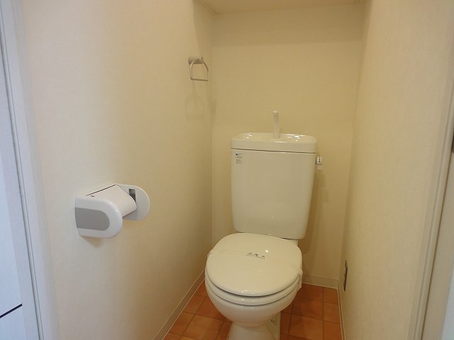トイレ　同物件別部屋の写真です。