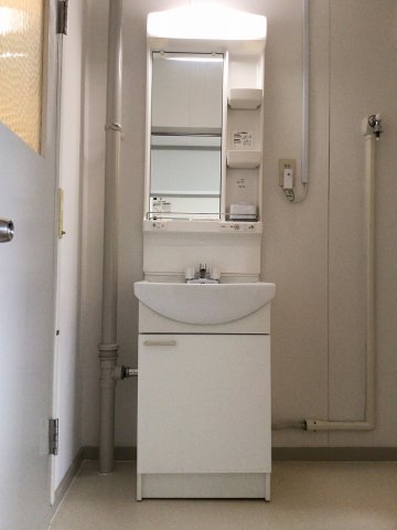 洗面設備　※反転タイプの部屋の写真です。