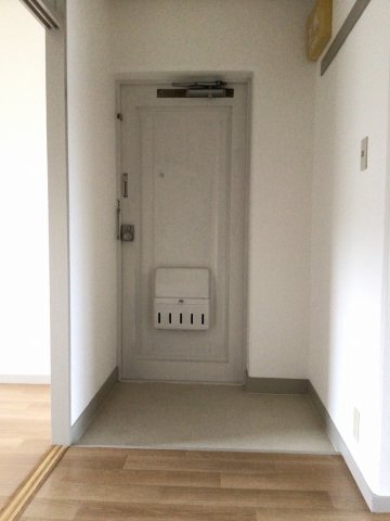 玄関　※反転タイプの部屋の写真です。
