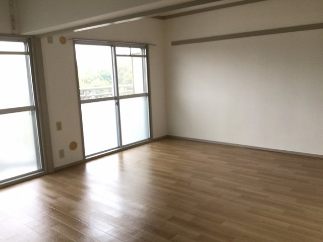 居室・リビング　※反転タイプの部屋の写真です。