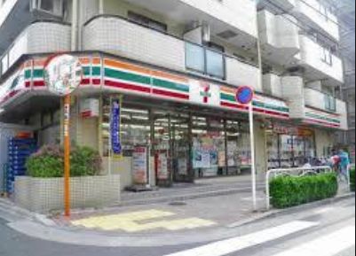 コンビニ　セブンイレブン江東海辺店（コンビニ）まで556m