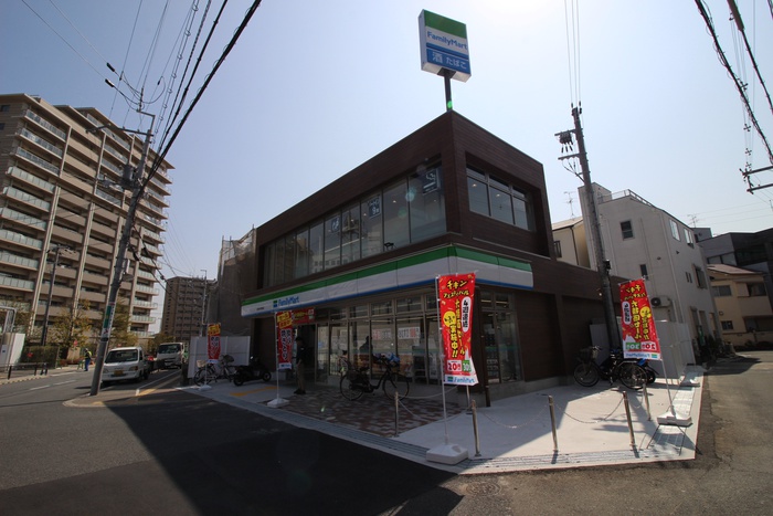 コンビニ　ファミリーマート（コンビニ）まで660m
