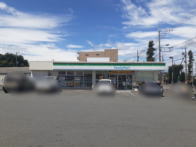 コンビニ　ファミリーマート（コンビニ）まで330m