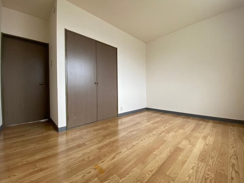 その他部屋・スペース　寝室はこちらです。光が差し込む、温かみのあるお部屋です。