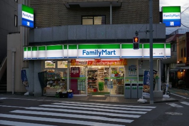 コンビニ　ファミリーマート三軒茶屋一丁目店（コンビニ）まで637m