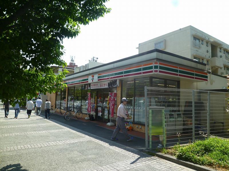 コンビニ　セブンイレブン（コンビニ）まで353m