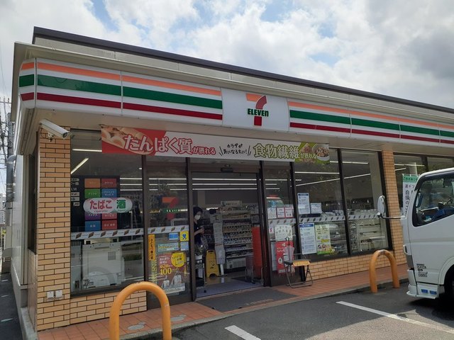 コンビニ　セブンイレブン京成大久保店（コンビニ）まで450m
