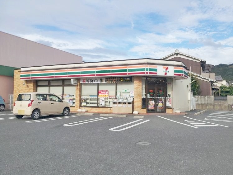 コンビニ　セブンイレブン奈良高畑町店（コンビニ）まで775m