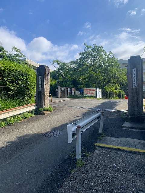 小学校　生駒市立生駒小学校（小学校）まで425m