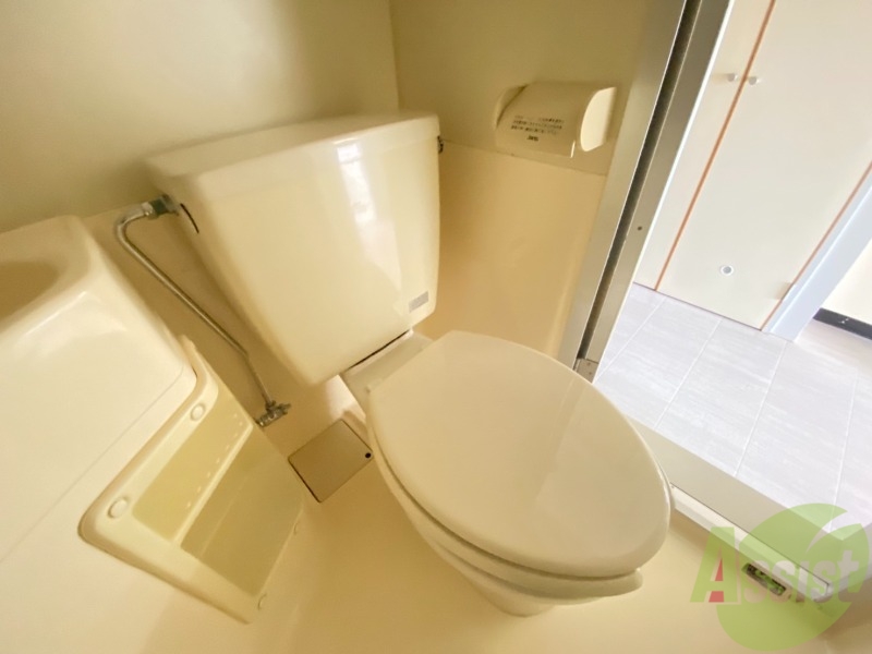 トイレ　ユニットバスなので、トイレは浴室の隣です！