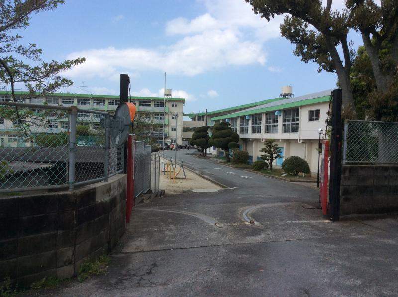小学校　北九州市立上津役小学校（小学校）まで897m