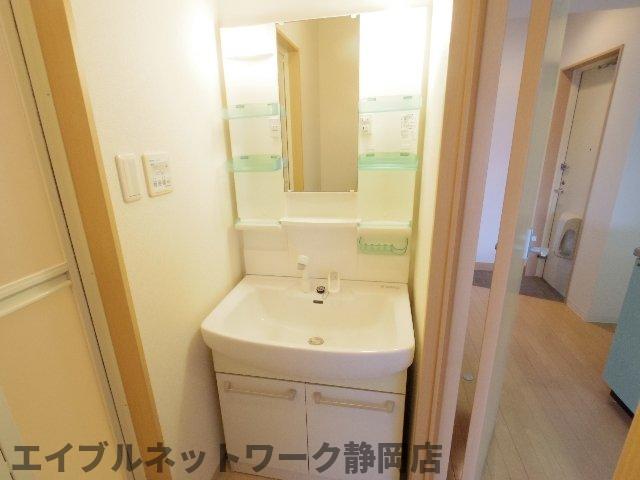 洗面設備　脱衣スペースもあります