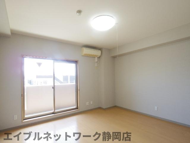 居室・リビング　こちらの居間で趣味の時間をお楽しみください