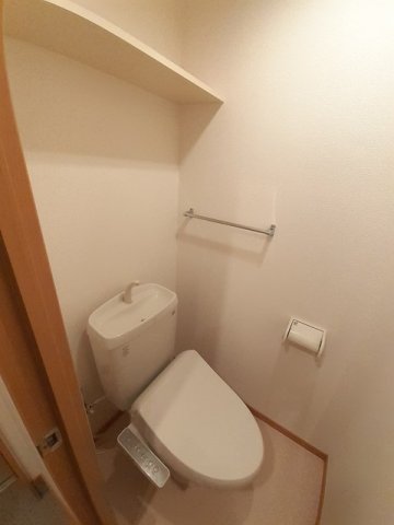 トイレ　落ち着いた色調のトイレです
