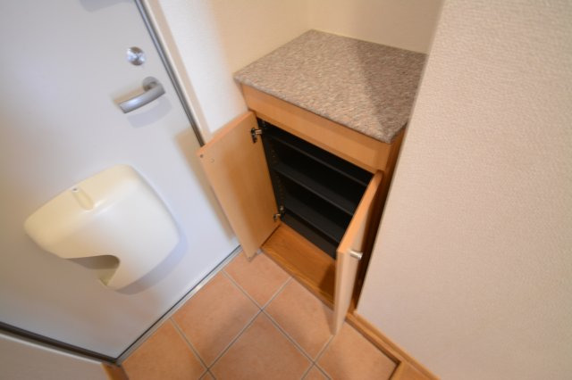 玄関　同物件、別部屋のお写真となります。ご参考までにご覧ください。