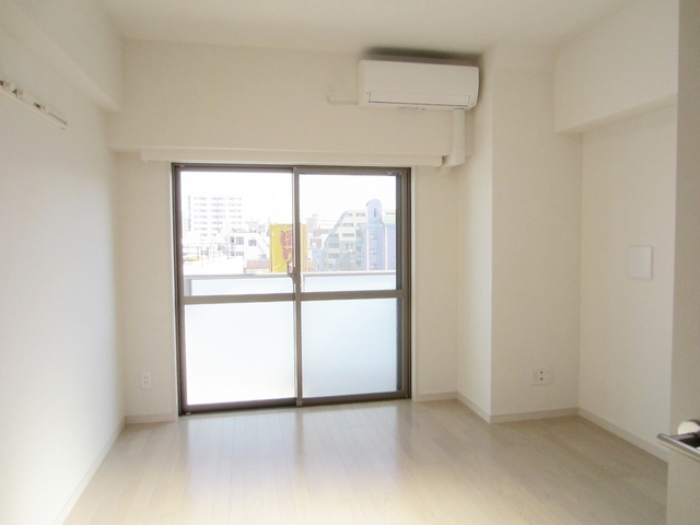 居室・リビング　綺麗な形の使い易いお部屋です