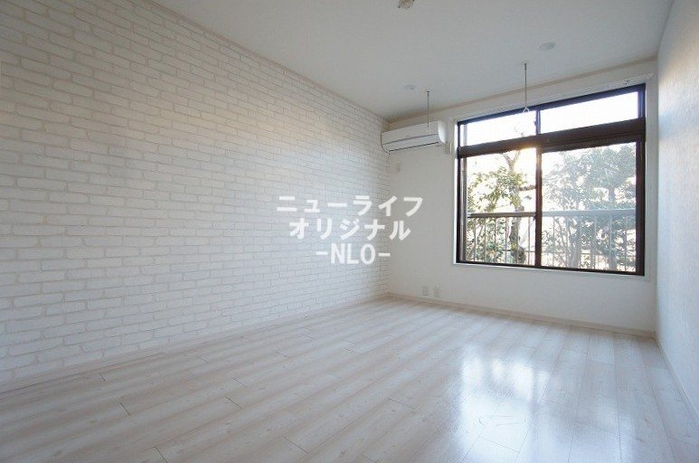 居室・リビング　空間を演出するアクセントクロスでお洒落な洋室