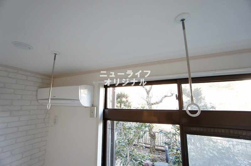 その他設備　雨の日や花粉の時期のお洗濯に欠かせない室内物干付き♪
