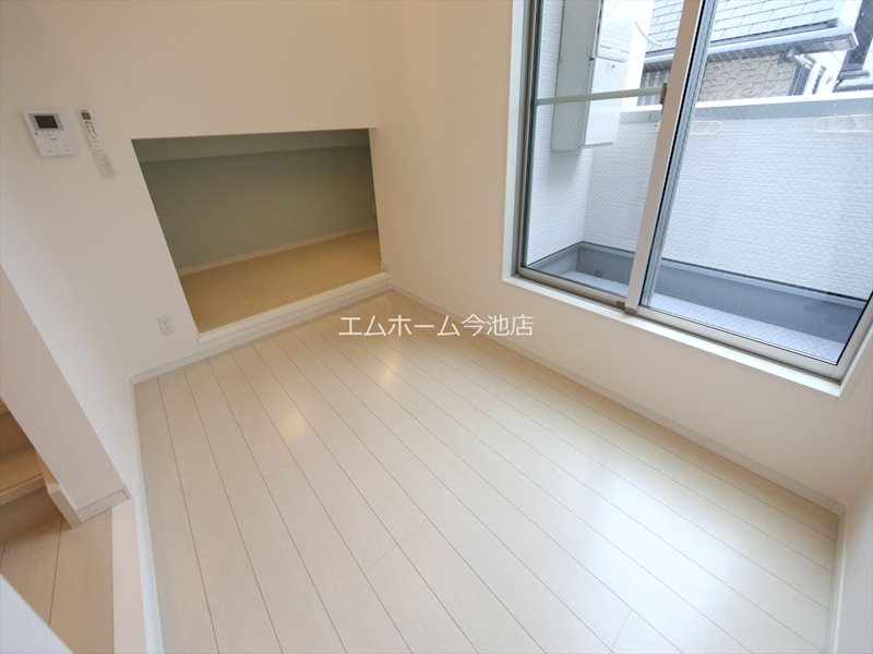 バルコニー　洋室4.5帖　エアコン付　バルコニーに面しています