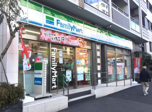 コンビニ　ファミリーマート市谷柳町店（コンビニ）まで253m