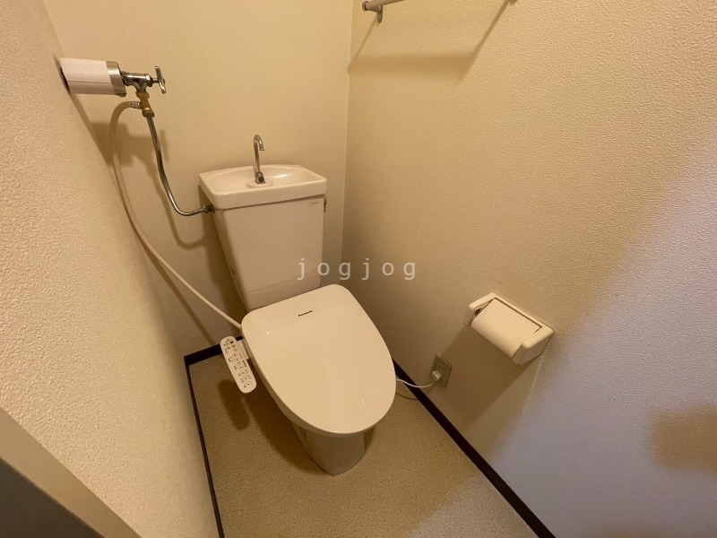 トイレ　嬉しい温水洗浄便座付きのトイレです。