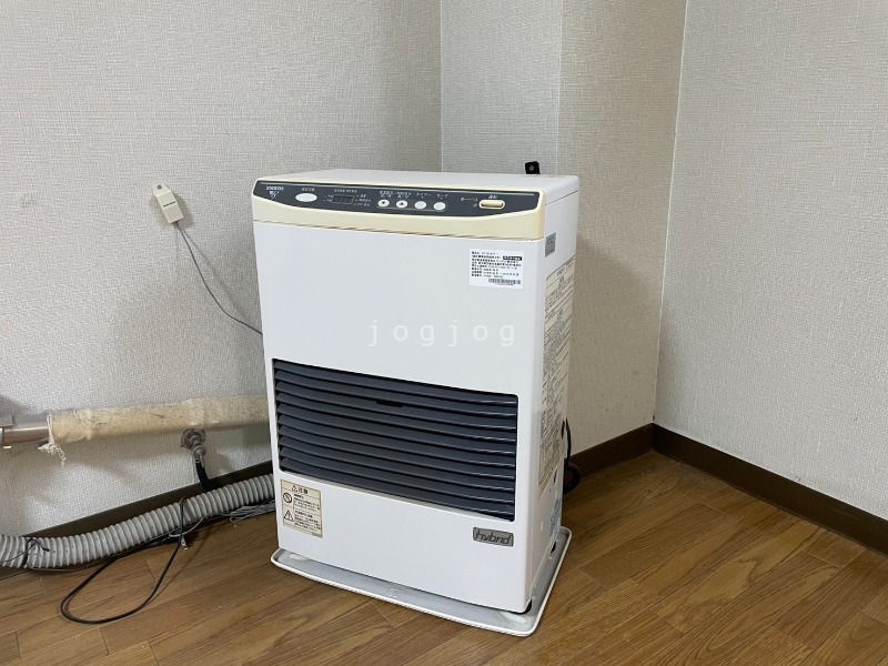 その他設備　冬はあったか灯油ストーブです。