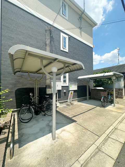 その他共有部分　屋根付き駐輪場。大事な自転車も雨でも安心♪