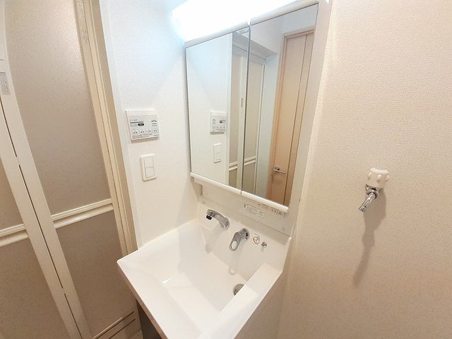 洗面設備　明るい洗面所です