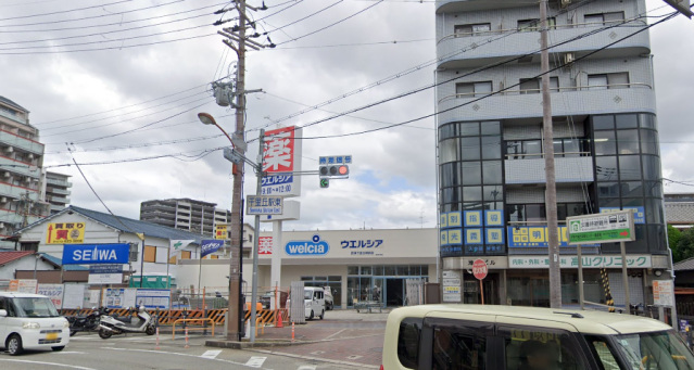 ドラックストア　ウエルシア摂津千里丘駅前店（ドラッグストア）まで379m