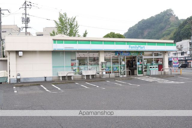 コンビニ　ファミリーマート（コンビニ）まで2130m