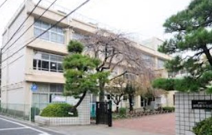 小学校　練馬区立練馬東小学校（小学校）まで512m