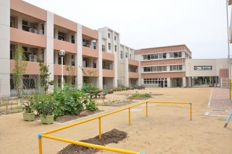 小学校　池田市立池田小学校（小学校）まで897m