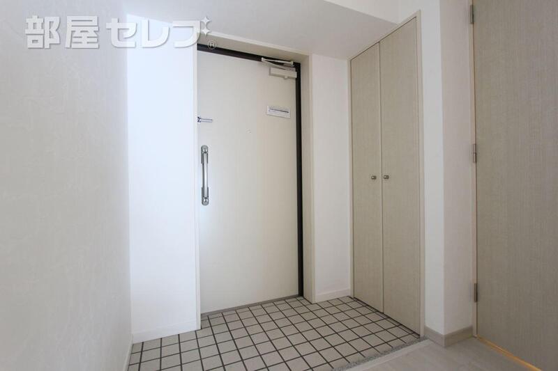 玄関　写真は５０１号室のものになります。