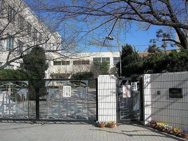 その他　西山小学校まで700m