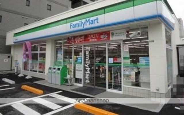 コンビニ　ファミリーマート（コンビニ）まで240m