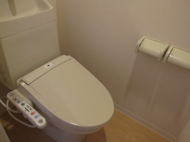 トイレ　嬉しいウォシュレット付きです。