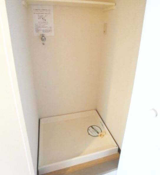 その他　★洗濯機置き場、扉付きで音も軽減★