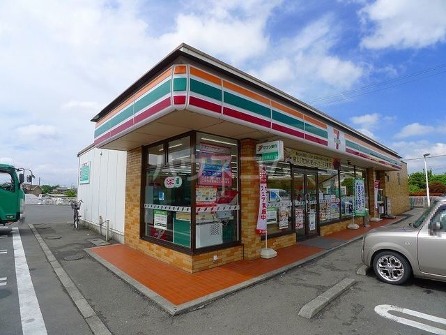 コンビニ　セブン-イレブン太田市市場町店（コンビニ）まで820m