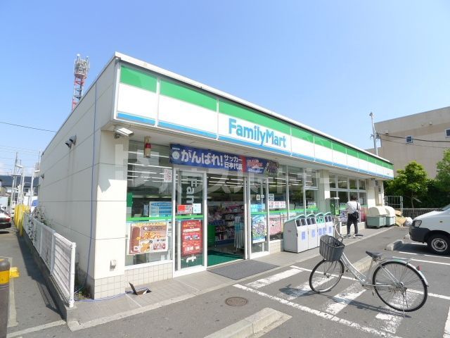 コンビニ　ファミリーマート六町駅前店（コンビニ）まで400m