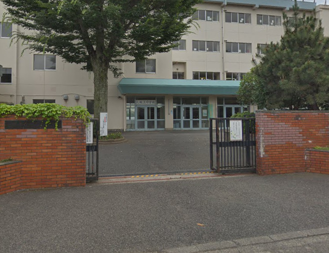 中学校　日野市立大坂上中学校（中学校）まで127m
