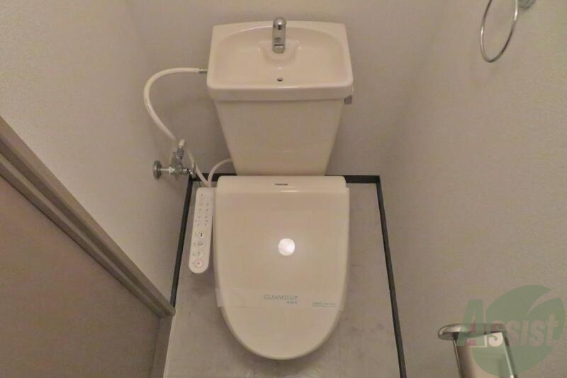 トイレ　トイレには温水洗浄便座機能が付いています。